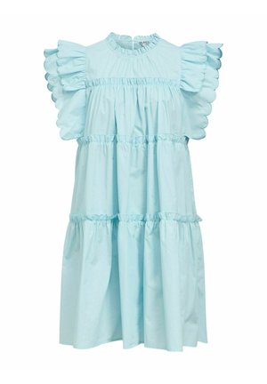 Robe bleue claire à volants avec manches courtes festonnées et froncées, à encolure haute froncée, réalisée en tissu léger.