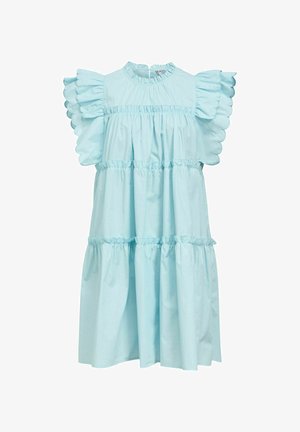 Robe bleue claire à volants avec manches courtes festonnées et froncées, à encolure haute froncée, réalisée en tissu léger.