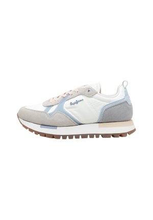 Baskets décontractées blanches et bleu clair avec des accents en daim beige, des lacets roses, un logo latéral de marque et une semelle en caoutchouc marron à motifs.