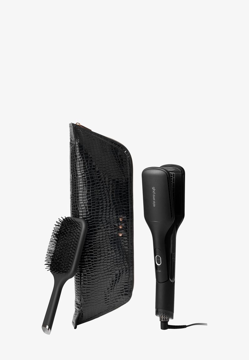 Czarna skórzana torba o teksturowanym wzorze krokodyla, czarny pędzel z plastikowymi włosiem oraz czarna prostownica do włosów z przyciskiem zasilania.