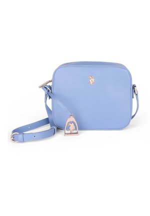 Bolso bandolera azul claro con correa ajustable y logo de jinete a caballo en tono dorado y adorno sobre fondo blanco.