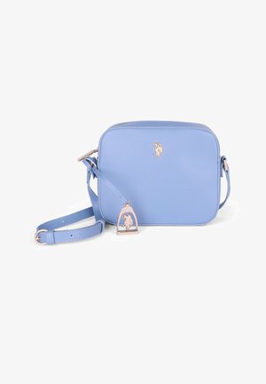 Bolso bandolera azul claro con correa ajustable y logo de jinete a caballo en tono dorado y adorno sobre fondo blanco.