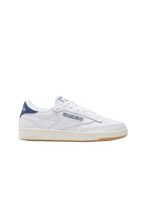 Witte Reebok leren sneaker met marineblauwe hielkap, gebrande zijlabel en beige rubberen zool, gezien vanaf de buitenzijde.