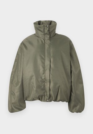 Πράσινο μπουφάν με επένδυση, ψηλό γιακά, μακριά μανίκια, κούμπωμα με κουμπιά τύπου σφηνοειδούς πίεσης και ελαστική τελείωμα, σχεδιασμένο για κρύο καιρό.