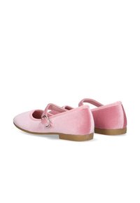 Par de zapatos planos Mary Jane de terciopelo rosa con correas de hebilla y suelas de goma color canela, mostrados desde ángulos trasero y lateral.