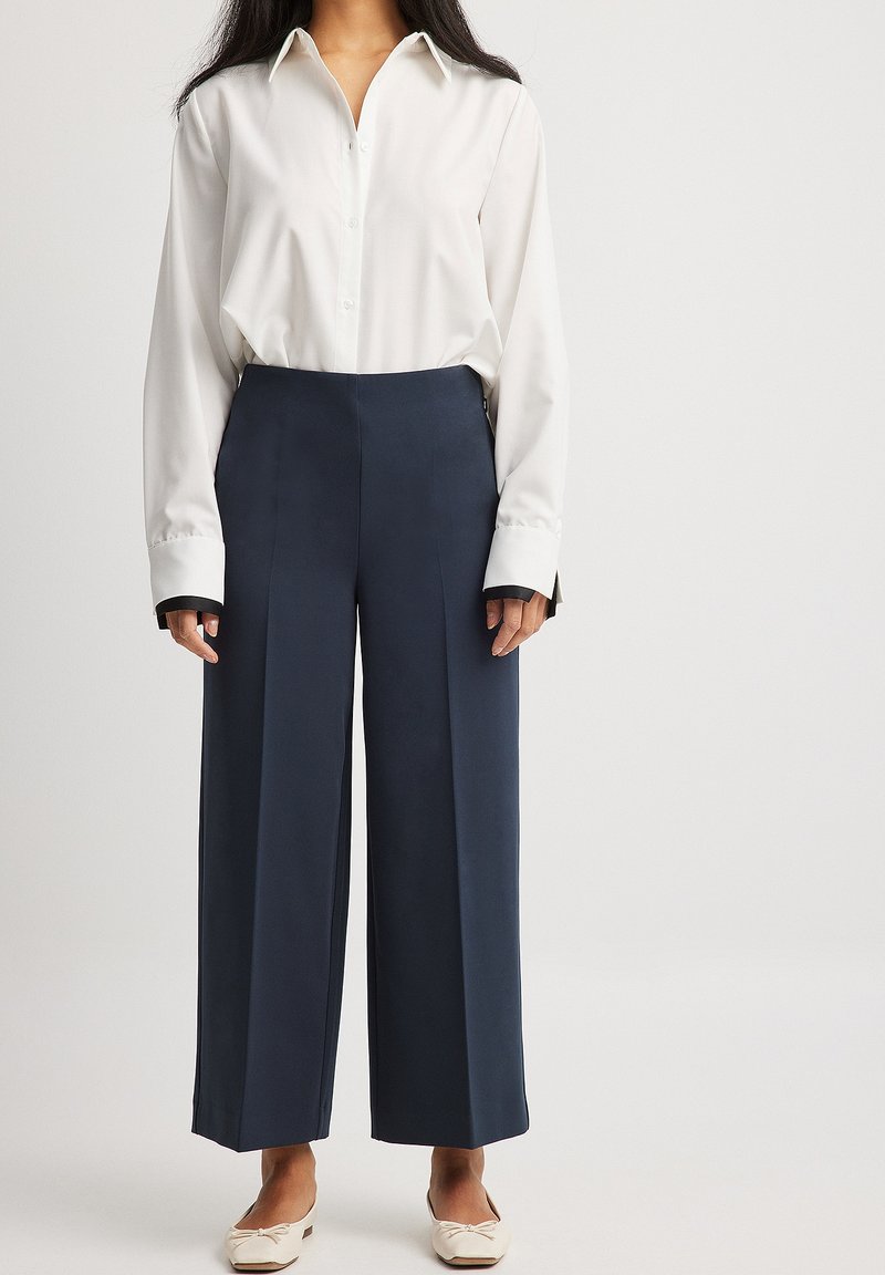 NA-KD CULOTTE MIT TAILLE - Auduma bikses - dark navy