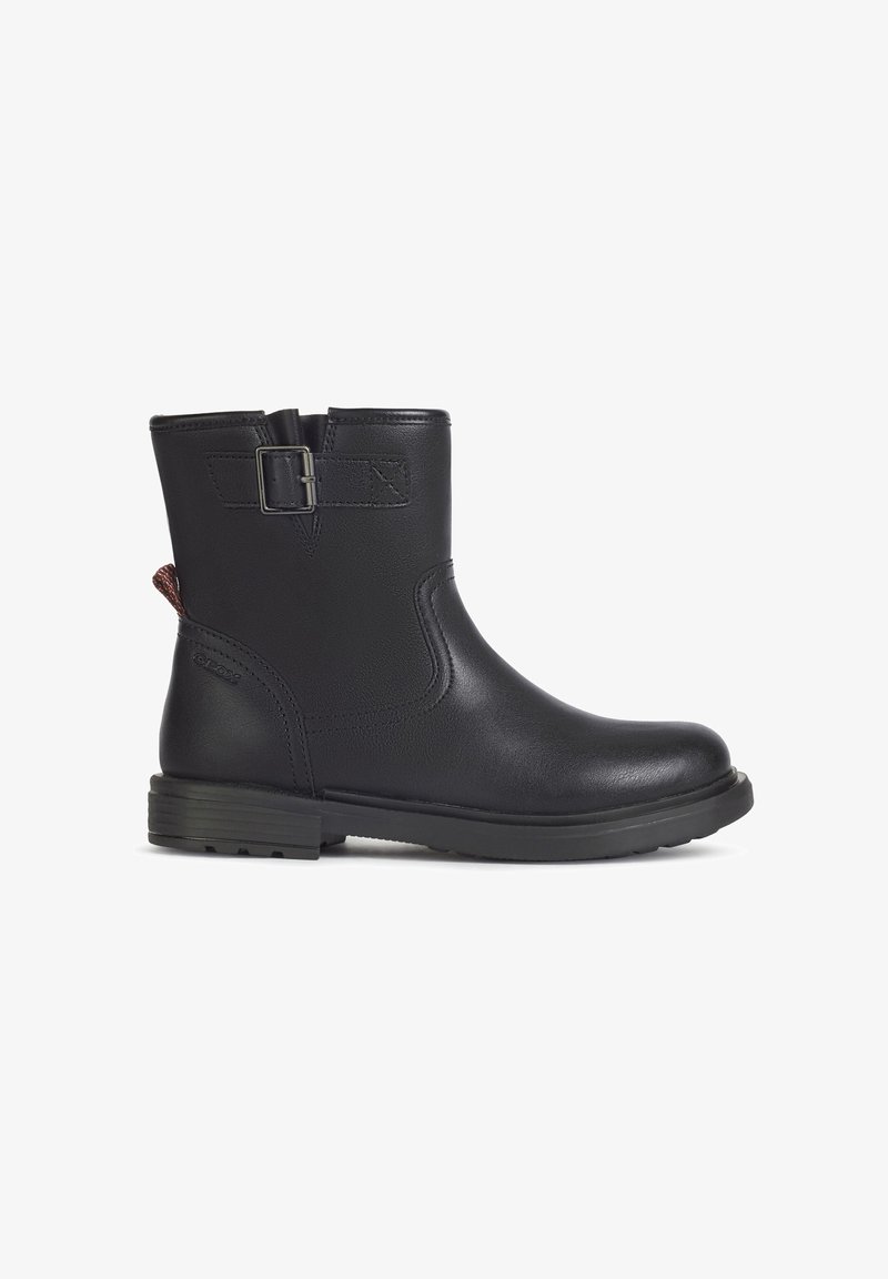 Botte en cuir noire mi-mollet avec bout rond, petit talon, bride latérale avec boucle et languette à l'arrière.