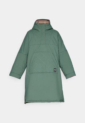 Grün isolierter Pullovermantel mit hohem Kragen, schrägem Steppmuster, großen frontalen Taschen und einem Etikett auf der unteren linken Seite.
