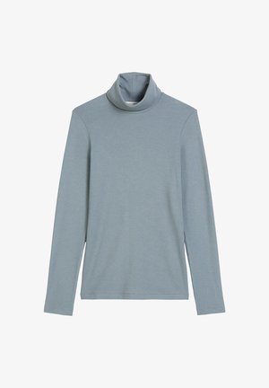 Camisa de gola alta de mangas longas azul clara, com o pescoço dobrado e textura de tecido simples e suave, em fundo branco.