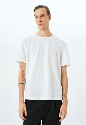 - T-shirt basic
