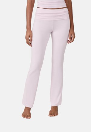 Pantalons de yoga rose clair avec une taille ajustée, texture douce et jambes évasées. Fabriqués en matériau extensible pour le confort et la flexibilité.