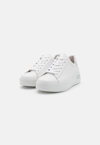 Witte leren sneakers met een ronde neus, vetersluiting aan de voorkant en een gestructureerde zool. Beschikt over een gestructureerde zilveren accent op de hiel.