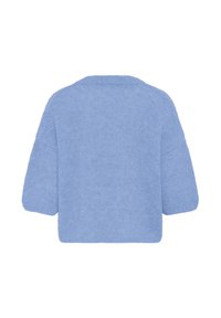 Pull bleu clair tricoté avec une coupe carrée, des manches courtes larges et un col côtelé. Texture douce sans motifs ni éléments métalliques visibles.