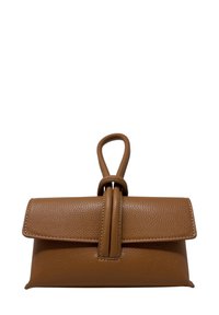 Brązowa skórzana torebka o teksturowanej powierzchni, z zapięciem na klapkę i pętelkowym uchwytem na górze, charakteryzująca się prostymi liniami i kompaktowym designem.