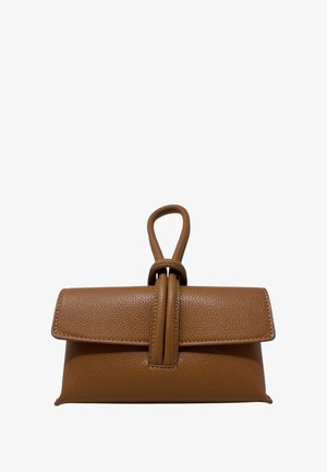 Bolso de mano de cuero marrón con una superficie texturizada, cierre de solapa y un asa en bucle en la parte superior, que presenta líneas limpias y un diseño compacto.