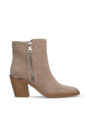Stivaletti in suede beige con zip laterale, dettagli borchiati e tacco in legno impilato. Texture liscia e design a punta.