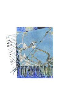 Sciarpa blu con motivo floreale, caratterizzata da bordi frangiati di colori diversi. Realizzata in materiale morbido, che mette in mostra elementi di design artistico.
