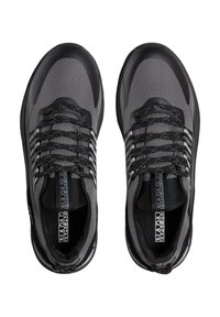 Scarpe outdoor grigie con tomaia testurizzata, dettagli in gomma nera, lacci riflettenti e collo imbottito per il comfort.