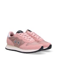 Różowe i beżowe buty sportowe z zamszową i siateczkową cholewką, z białym akcentem na pięcie i czarną gumową podeszwą, a także detalem z logo.