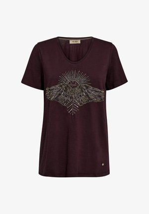 Burgundijas T-krekls ar īsām piedurknēm un V veida kaklu, ar detalizētu pērļu apdruku uz priekšpuses, kurā attēlotas spārni un saules stari.