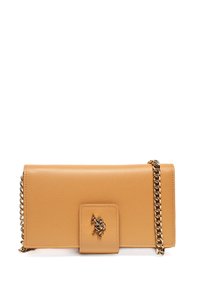 Clutch de cuero marrón claro con un acabado texturizado, un cierre central con herrajes ornamentales y una correa de cadena dorada.