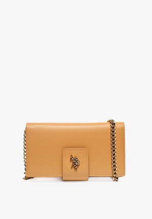 Brun læder clutch med en tekstureret overflade, en central lukning med udsmykket hardware og en guld kædetræk.