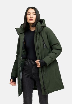 Groene gewatteerde parka-jas met een capuchon, een frontale ritssluiting en meerdere zakken. Heeft lange mouwen met zwarte accenten en een strakke pasvorm.