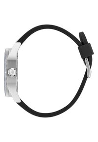 Montre avec bracelet en silicone noir, boîtier en acier inoxydable, cadran bleu et lunette texturée avec couronne. La vue de côté met en valeur son design épuré.