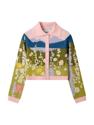 Κοντό ζακέτα με κουμπιά, με ροζ γιακά και μανσέτες, που διαθέτει σχέδιο πλεκτού με θέμα λουλούδια και ορεινό τοπίο σε πράσινες, μπλε, κίτρινες και μοβ αποχρώσεις.