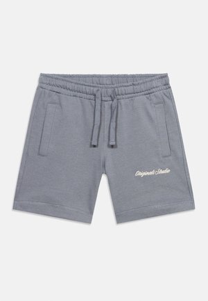 Sivé šortky na stiahnutie s dvoma prednými vreckami a bielym nápisom "Originals Studio" na spodnej časti pravého stehna.