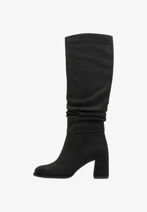 Schwarzer, kniehoher Stiefel aus weichem Stoff mit einem geschliffenen Design, ausgestattet mit einem Blockabsatz und einer runden Zehenform für Stabilität.