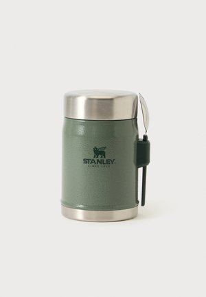 Pot alimentaire isolant vert avec couvercle en acier inoxydable et cuillère attachée sur le côté, marqué du logo Stanley.