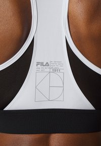 Fila RABENAU CROPPED - Reggiseno sportivo con sostegno medio - lucent white/black beauty