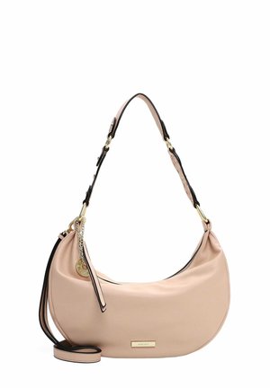 Sac à main en cuir beige en forme de croissant, avec bandoulière réglable, chaîne dorée avec breloques et fermeture éclair.