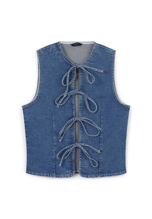 Gilet in denim senza maniche, colore azzurro chiaro, presenta una chiusura anteriore con sei legature di tessuto e un colletto arrotondato.