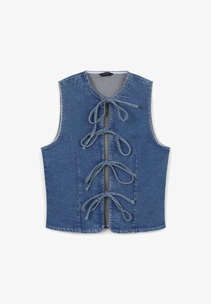 Gilet en denim sans manches, de couleur bleu clair, avec un fermeture à l'avant par six liens en tissu et un col arrondi.