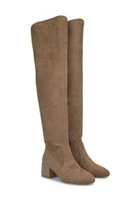 Botas de ante taupe hasta la rodilla con punta afilada y tacón cuadrado. Presentan adornos de pedrería en el lateral para un detalle adicional.
