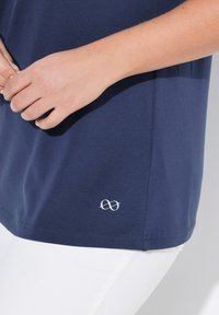 LAURASØN Jednoduché tričko - navy blue