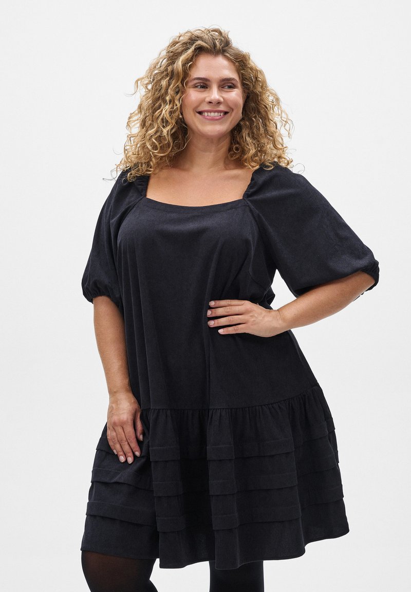 Schwarzes Kleid aus strukturiertem Stoff, mit quadratischem Ausschnitt, puffärmel und einem mehrlagigen Rüschensaum-Design.