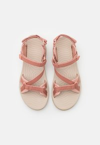 Rosa sandaler med strukturerade gummisulor, med justerbara vävda remmar över tårna och vristen för en säker passform.