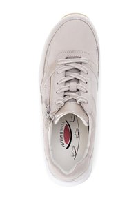 Scarpa sportiva grigia chiara con tomaia in pelle e rete, punta arrotondata, lacci piatti, zip laterale e suola in gomma bianca testurizzata.