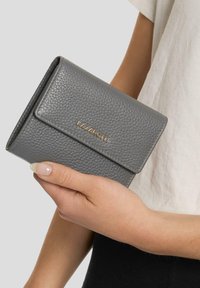 Graue Lederbrieftasche mit strukturierter Oberfläche, Klappverschluss und einem goldfarbenen "Lazarotti"-Logo. Kompakte rechteckige Form.