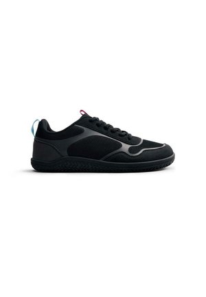 Scarpa sportiva nera con tomaia in rete, suola in gomma testurizzata, accenti blu e rossi a contrasto, e una forma elegante e aerodinamica.