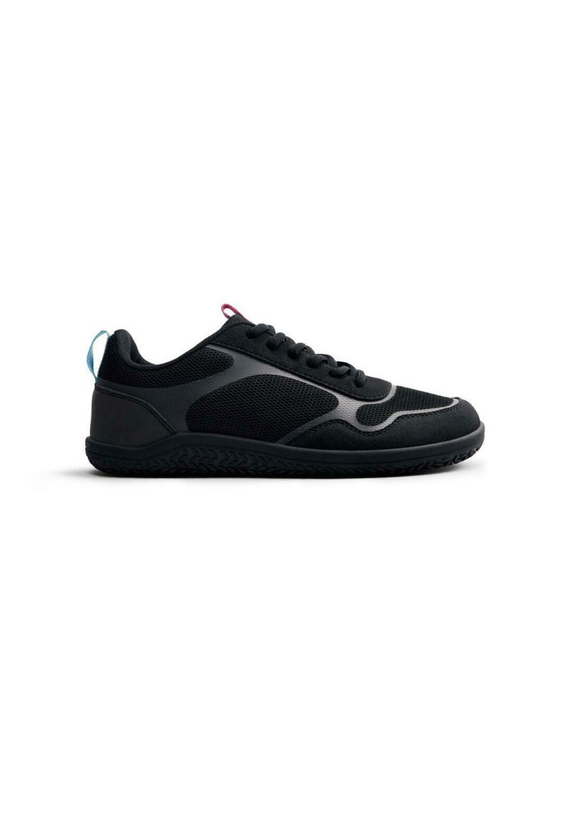Zapatilla deportiva negra con parte superior de malla, suela de goma texturizada, acentos en azul y rojo contrastantes, y una forma elegante y aerodinámica.