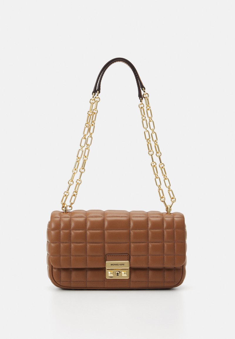 Brun quiltad läderhandväska med en kedjesnörning i guld och spänne, med rektangulär form och slät yta. Försedd med logotypdetalj.