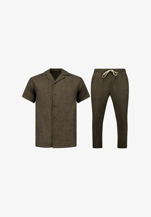 Bruin overhemd met korte mouwen en knopen met kraag en bijpassende broek met trekkoord en taps toelopende pijpen, weergegeven op een witte achtergrond.