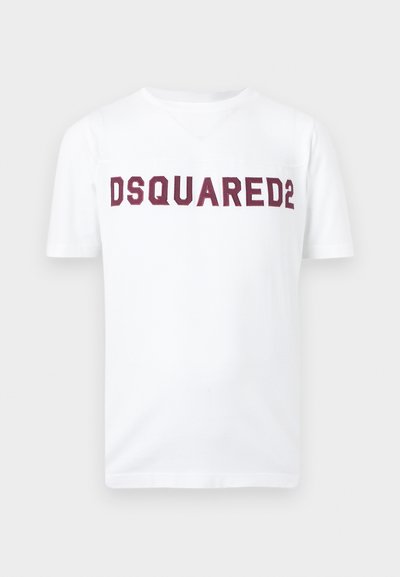 Λευκό T-shirt με κοντά μανίκια και το έντονο μαρονοκόκκινο κείμενο "DSQUARED2" στο στήθος, πάνω σε απλό φόντο.