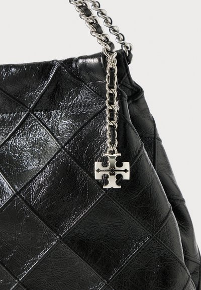 Svart vadderad läderhandväska med ett silverfärgat kedjehandtag och en metallisk logotypcharm. Har en texturerad yta och diamantmönster.