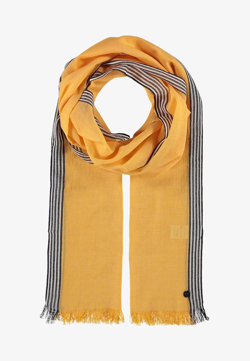 Écharpe jaune avec des bordures rayées noir et blanc, des extrémités à franges et un petit bouton noir sur un côté.