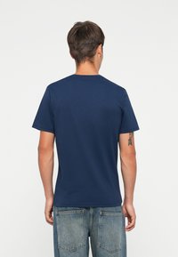 Navyblaues Baumwoll-T-Shirt mit kurzen Ärmeln, Rundhalsausschnitt und glatter Textur. Einfaches Design, keine Muster oder sichtbaren Befestigungen.